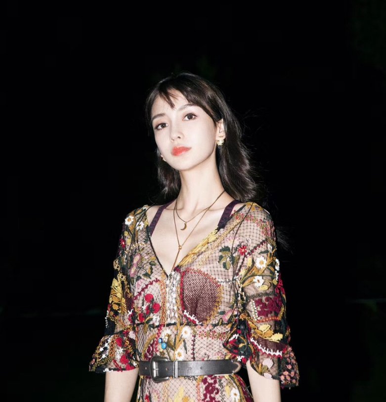 baby展异域风情长腿迷人，网友:感觉她的每张照片都用力睁大眼睛