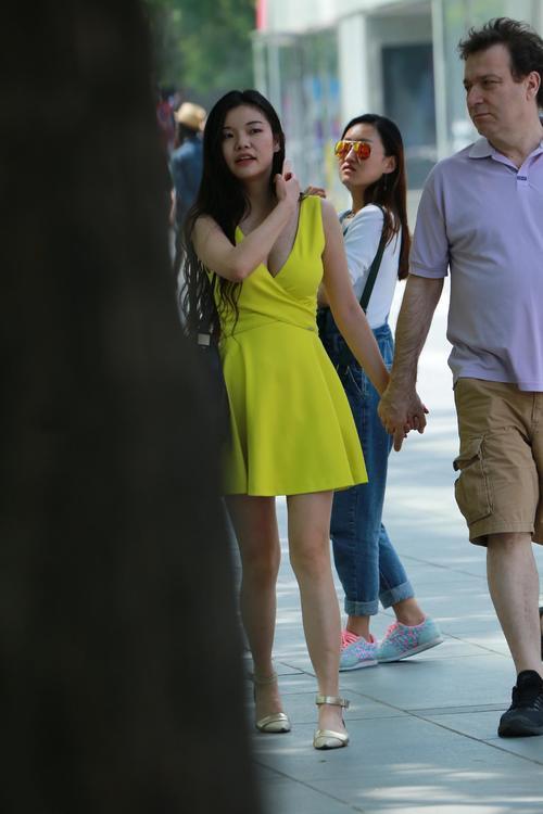 街拍：老外身边的中国姑娘，身材抢镜！