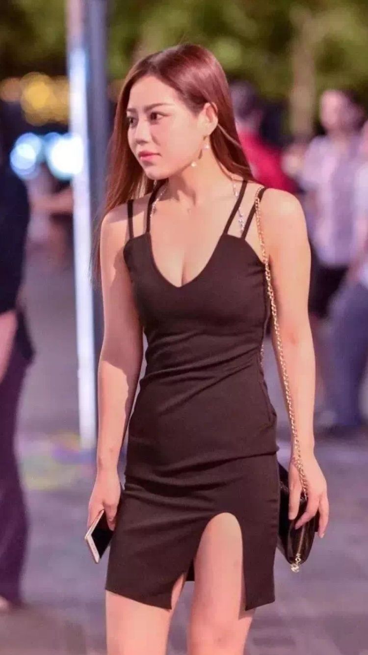 性感街拍丨不枉摄影师蹲点这么久，果然发现热辣美女一枚!