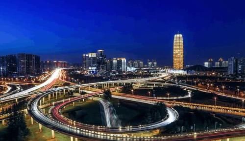  「龙头」我国中部地区的两大龙头城市，都是特大城市，也是国家