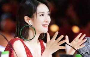 谢娜主持今年的春晚吗