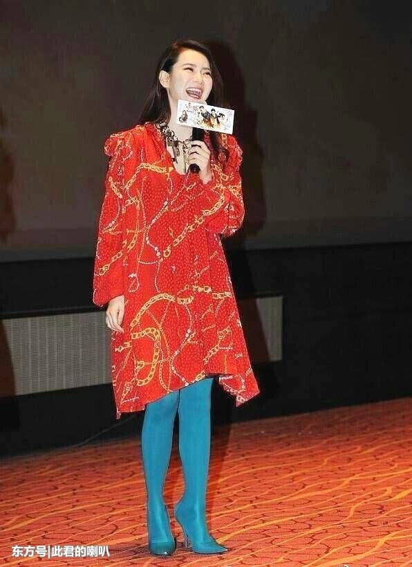 时尚界的迷之画风，戚薇丝袜穿在高跟鞋外面，张天爱玫瑰穿上身