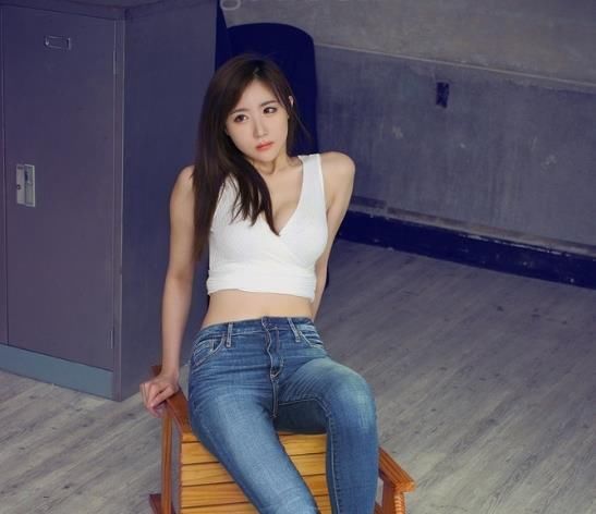 俏美靓丽的牛仔裤美女,尽显成熟女人味,回头率十足