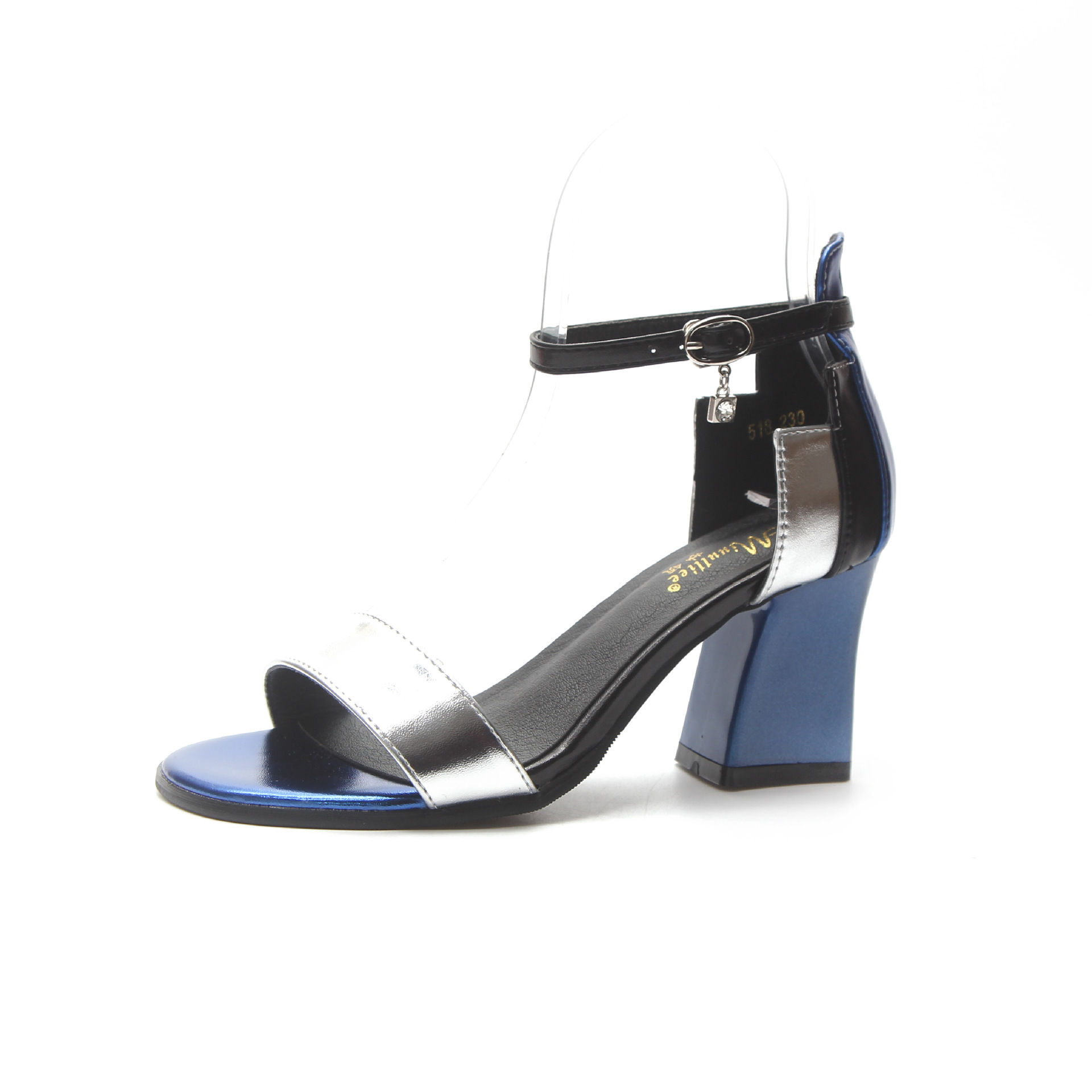 现在的女人不光长得美，连鞋子都穿得这么好看，这高跟鞋真显气质