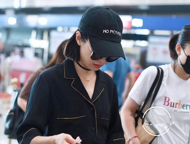 宋茜露肩上衣配牛仔短裙，被橙色口红毁一身，网友：无法直视！