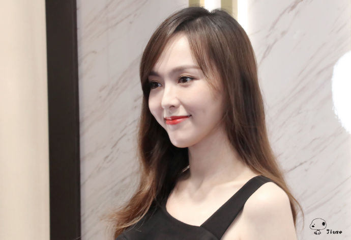 唐嫣穿黑色礼服亮相代言活动皮肤白嫩气质优雅,笑起来真的太甜了