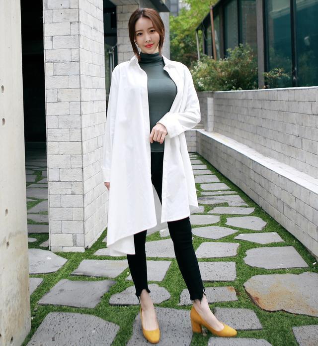 素人街拍：白色蕾丝上衣, 凸显出了小姐姐的好身材