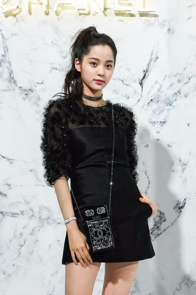 欧阳娜娜学生装现身活动，网友:裙子歪的快掉了!