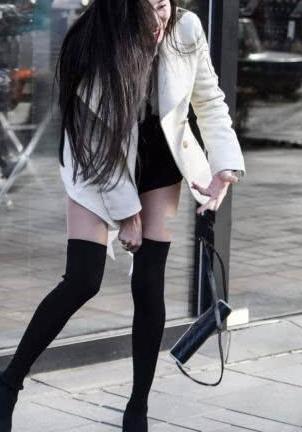 公司白领时尚穿搭高挑且撩人，街头提鞋的姿态很俏皮