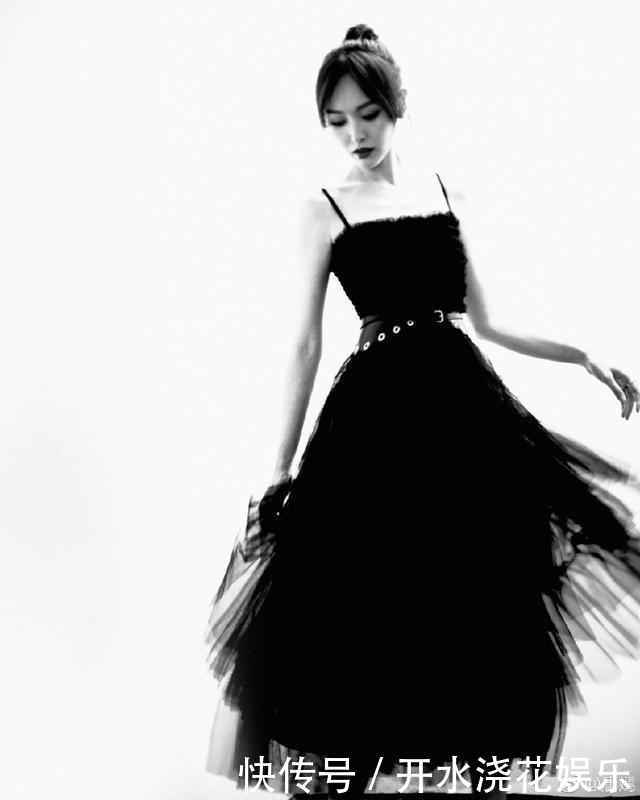 唐嫣真厉害! 穿的吊带裙空荡荡的 网友: 这尺寸没得遮太小了!