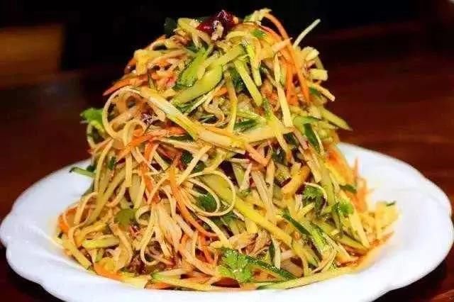 情侣到东北穷游，只点了2个菜被服务员喊停，理由让人哭笑不得