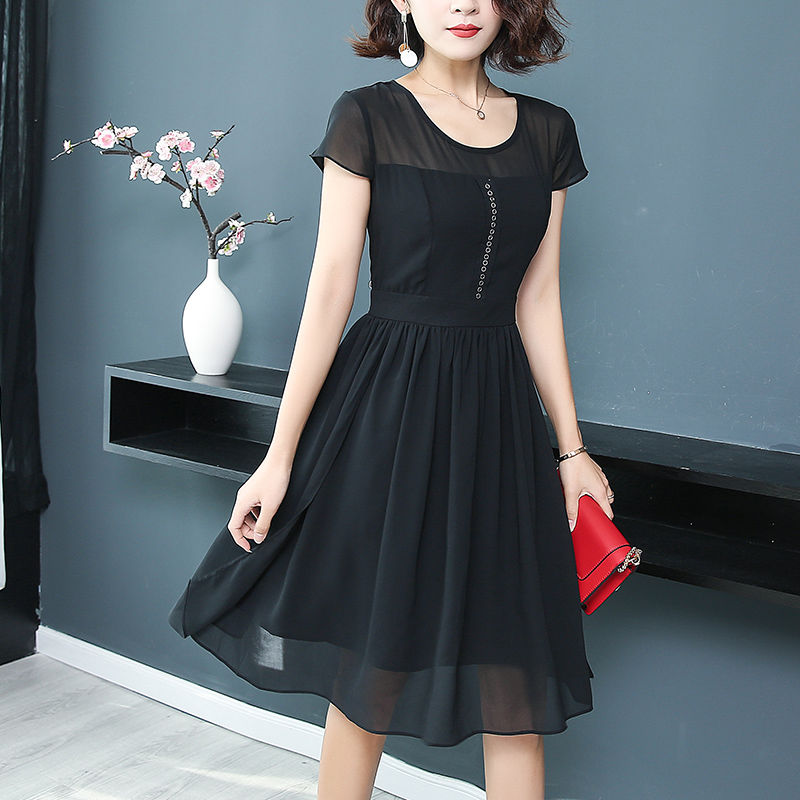 赶紧一饱眼福!丰满女人穿这样的素雅裙，堪称完美，性感又迷人