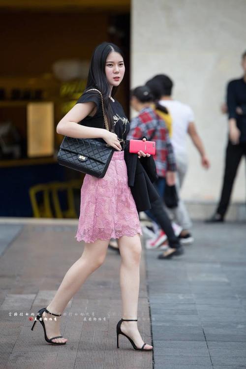 路人街拍，粉红色短裙的小姐姐，好看