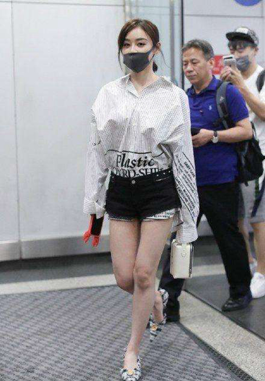 佟丽娅把四角裤穿出了三角裤效果，网友：袁姗姗都不敢这样穿