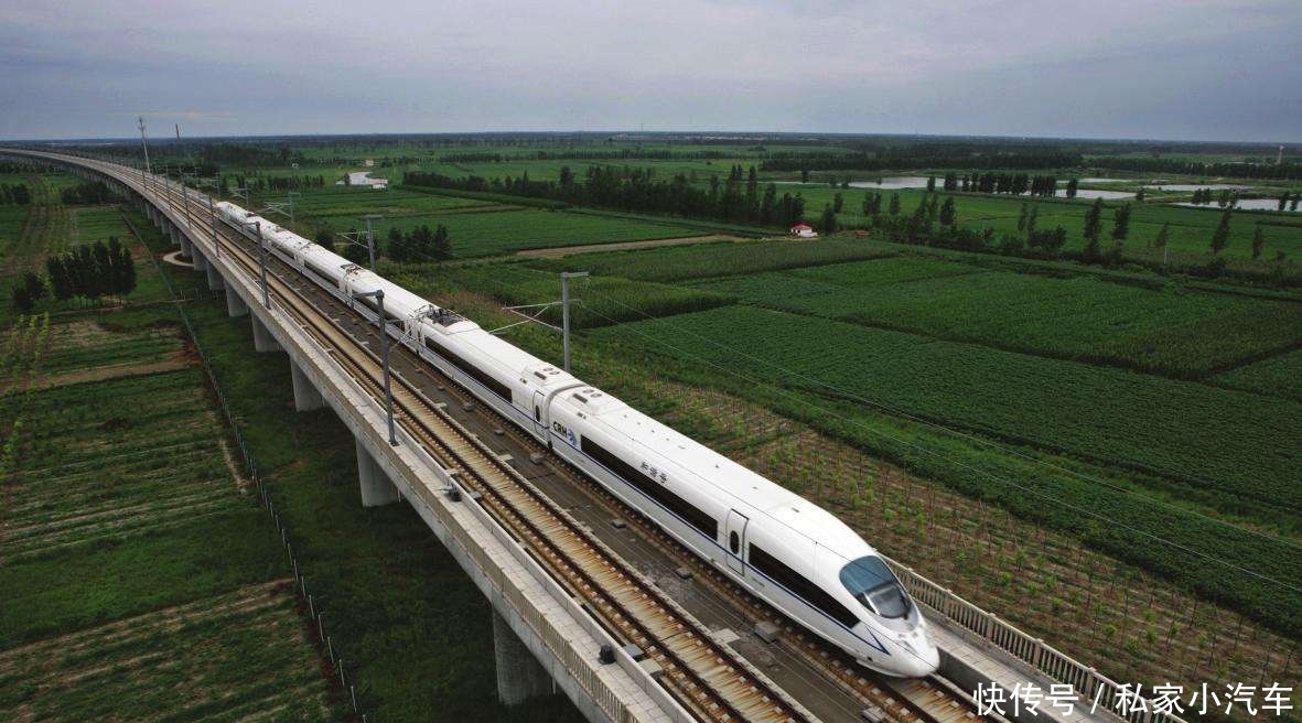 一条贯穿我国南北的高铁线，全长约2300千米，预计2025年底前建成