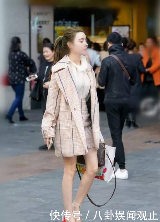 【显得】高跟鞋简约时尚,带给女性曼妙的好身姿