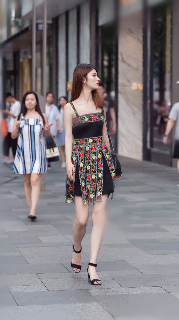 成都街拍，高颜值的大长腿美女都喜欢这么穿搭，彰显性感女人味!