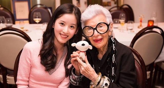 [ 清纯]端庄大气不失清纯，羡慕刘强东，不愧“校花”！奶茶妹妹衣品真赞