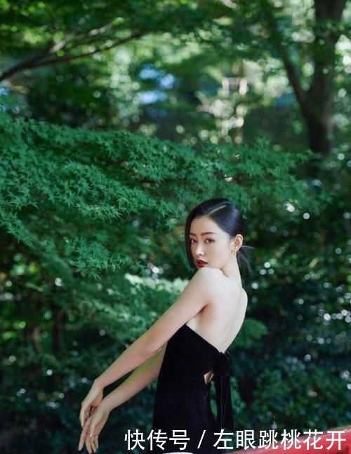 [ 看上去愈加]黑色抹胸连衣裙性感优雅，超有女人味，张天爱这身材女星里罕见