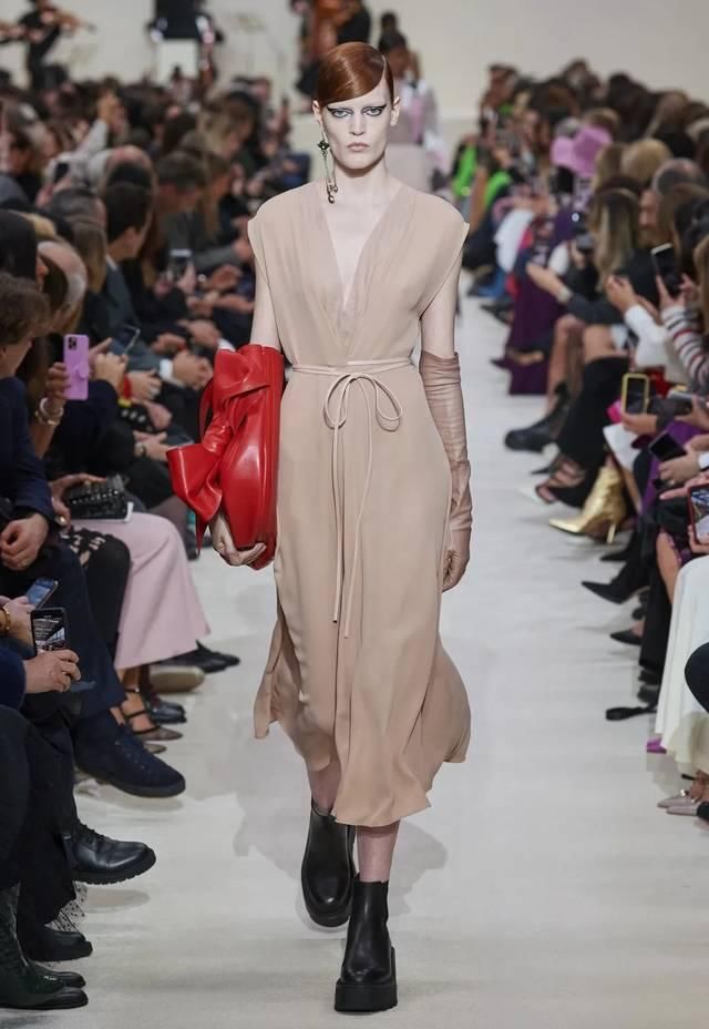  色彩：时装展最靓话题：这8大颜色夫人夫人太炫了，美哭！！