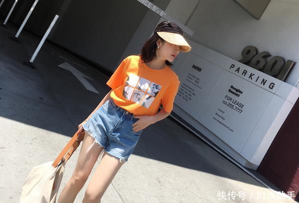 气质满满的牛仔裤美女，摇曳身姿，尽显女性风采