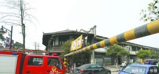 农村路限宽又限高, 专家说应该拆掉, 农民反问了一句, 专家沉默了