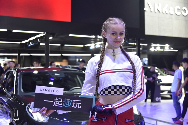 看2018成都国际车展各家美女争相斗艳