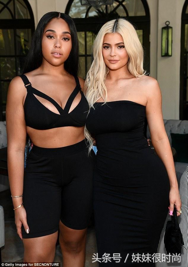 凯莉詹娜身材碾压姐妹却输给闺蜜，穿着一件超级贴身的黑色裙装！