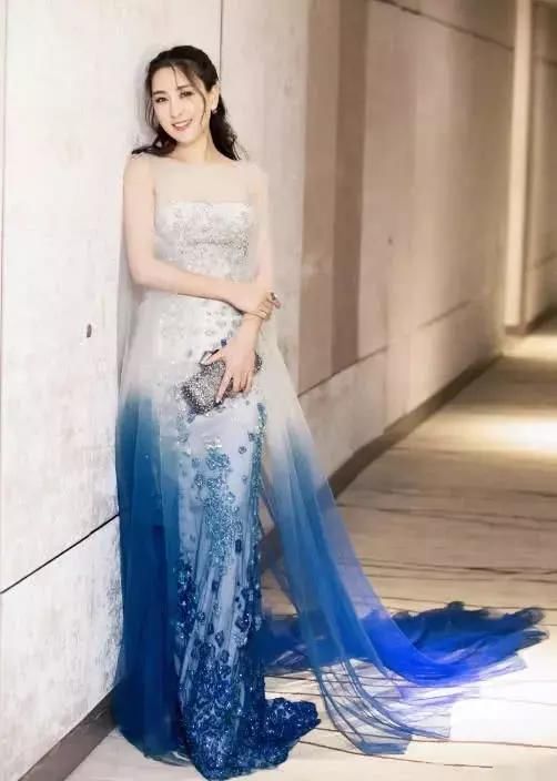 马苏这裙子是拖到染缸里去了?看起来色差也太大了，却意外好看!