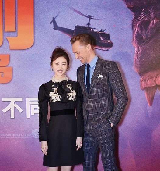 周冬雨身穿荷叶领裙，丝毫不输有颜有身材的景甜，选对衣服很重要