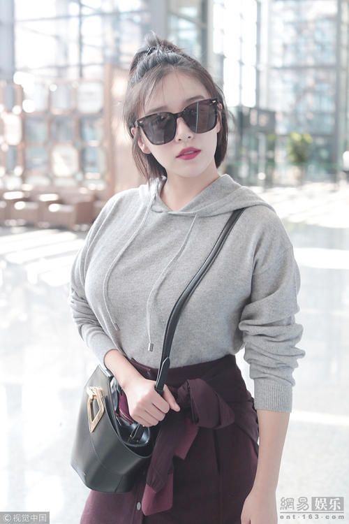 阚清子卫衣配短裙秀美腿 对镜甜笑超少女