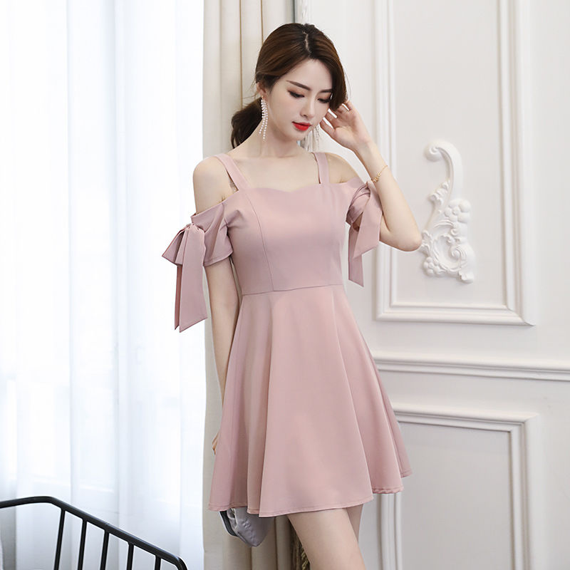 我的妈呀!40岁小姨逛街被人喊小姐姐，只因穿一条吊带裙惹的祸