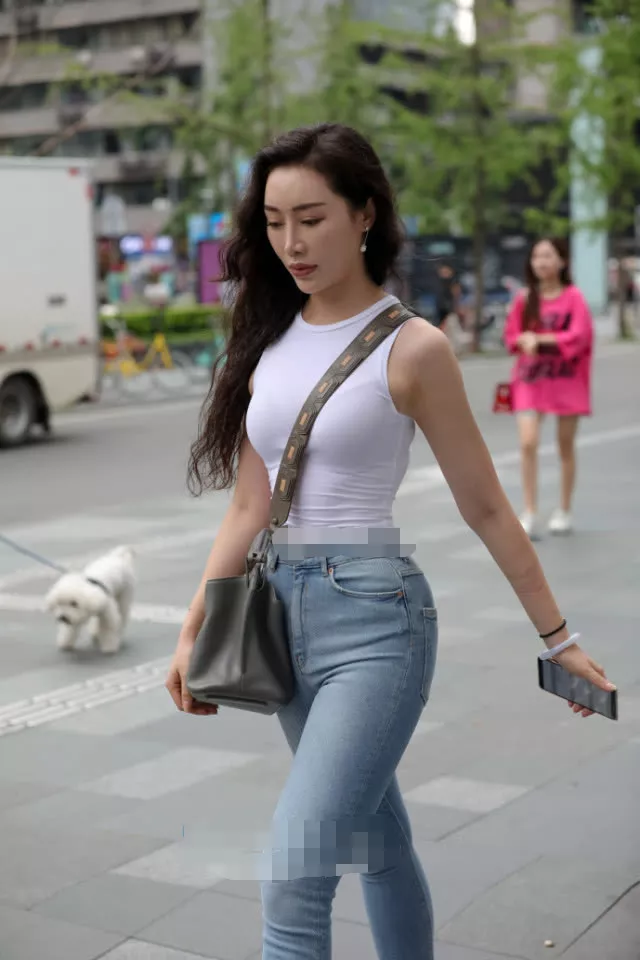 街拍：站在街边的牛仔裤女神，走到哪都抢眼球!