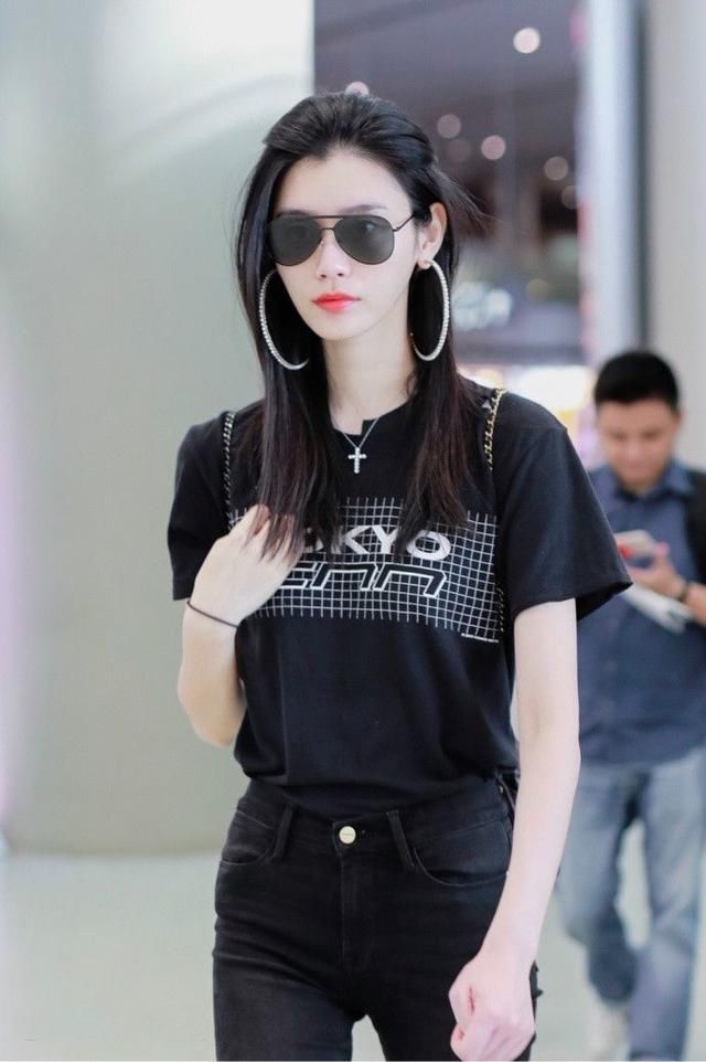 奚梦瑶粉底不花钱，白到掉进面缸里！