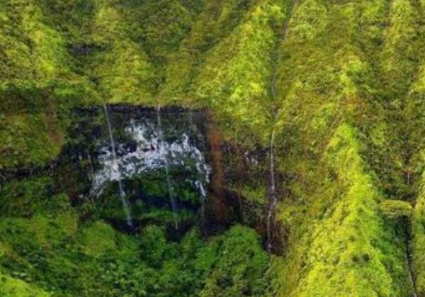  「东北信风」世界上最潮湿的地方，一年有335天都下雨，被子都能长蘑菇！