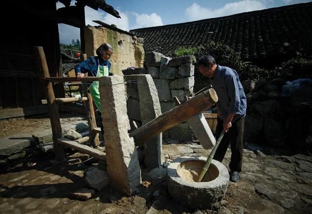 俗语：财不去急，富不走偏，穷不走南，富不闯北，老祖宗的讲究