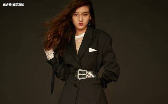 38岁张柏芝和20岁宋祖儿同穿西装，网友:这差距可没有18岁