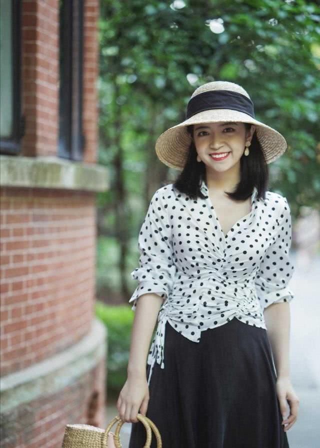 「三木就搭配」三木博主穿平底鞋,短裤西装套装配白衬衫,换了帽子气质都变了
