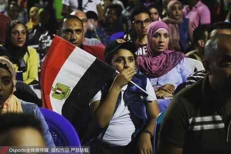 高清:俄罗斯vs埃及 开罗民众露天观战难掩失落