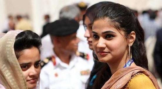 中国小伙去巴基斯坦旅游,走在街头被拉住,巴铁人:是不是单身