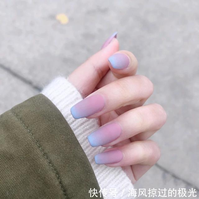  会给人一@看惯了纯色美甲，不妨试试渐变美甲款式，星空浪漫之感扑面而来