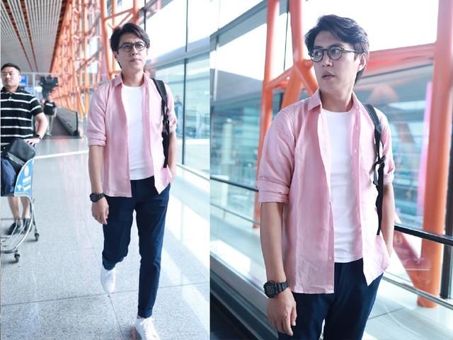 41岁靳东现身，却穿了件粉衬衫，网友：老干部也要俏？