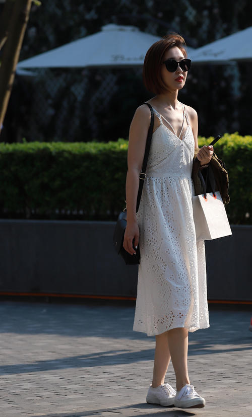 街拍：时尚靓丽的小姐姐们穿搭很是优雅，甜美，性感，清纯迷人！