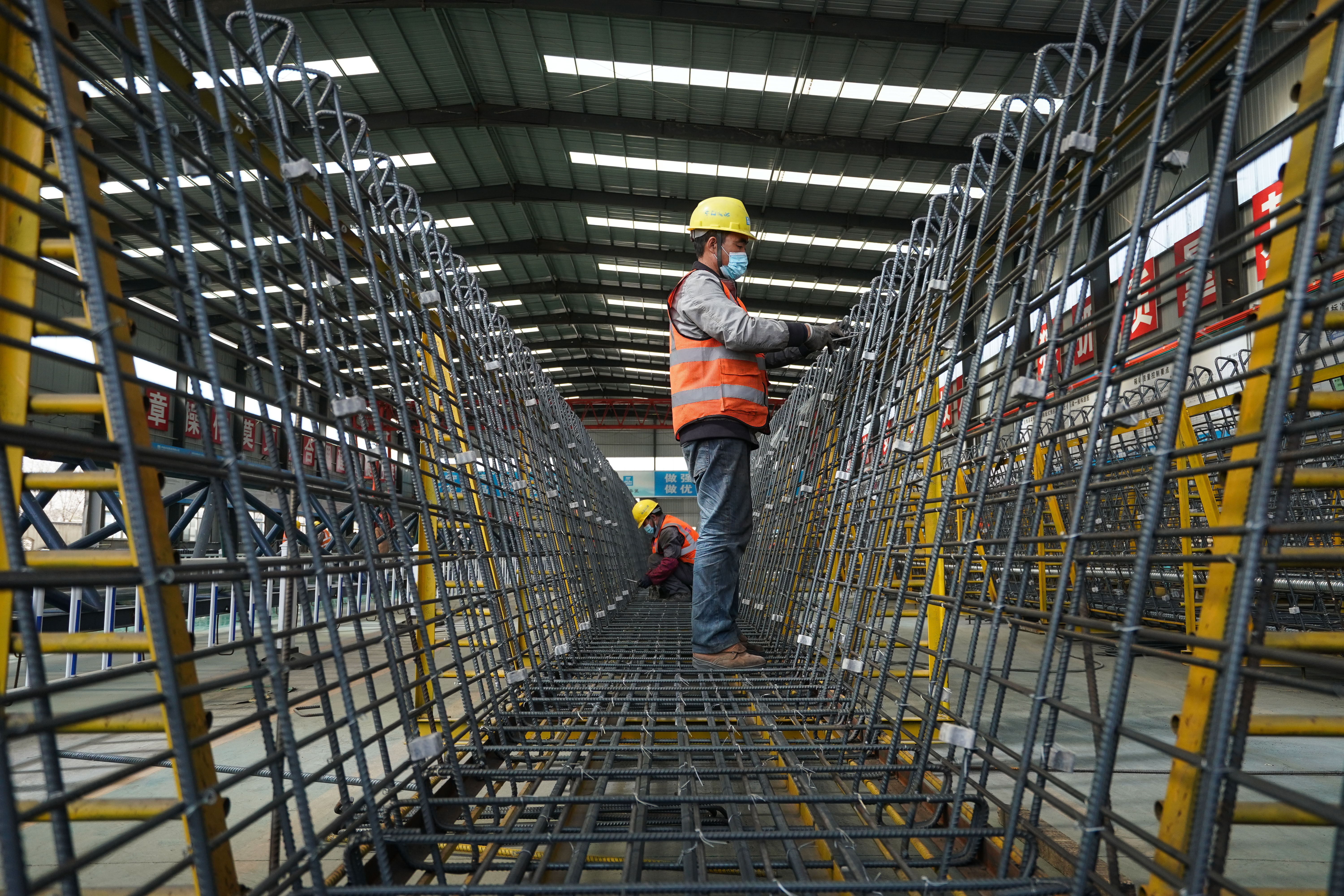  【工人在桥梁构件预制】南京：装配式公路桥梁项目建设有序推进