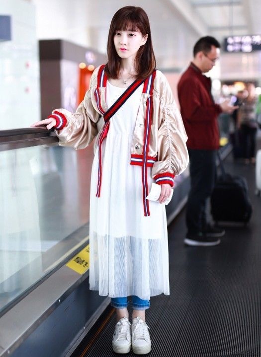 冯提莫现身，身上穿着“蓝天白云”甜美动人！