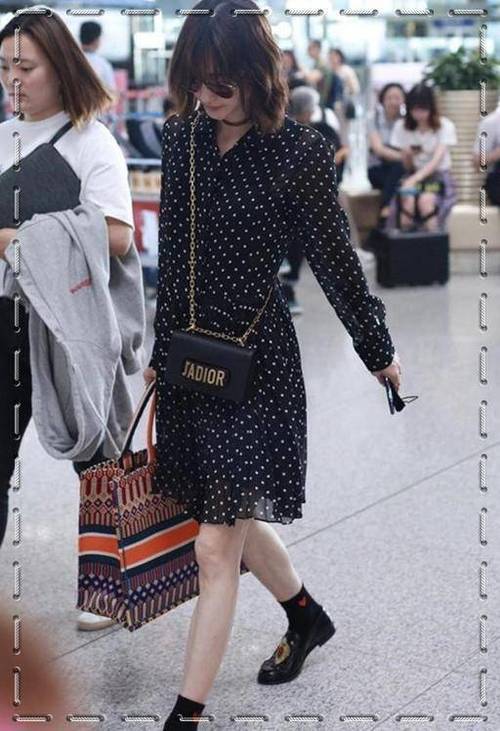 当王丽坤和张馨予同穿波点裙，网友：才知道邋遢和精致差距有多大