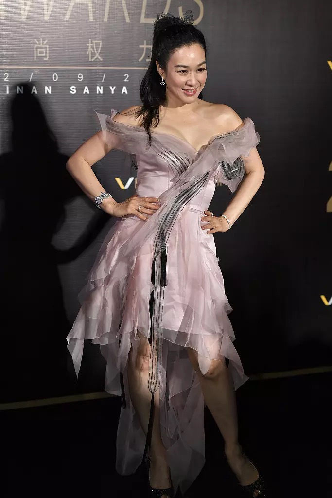 48岁钟丽缇真敢穿，身穿抹胸纱裙出席活动，惊艳全场!