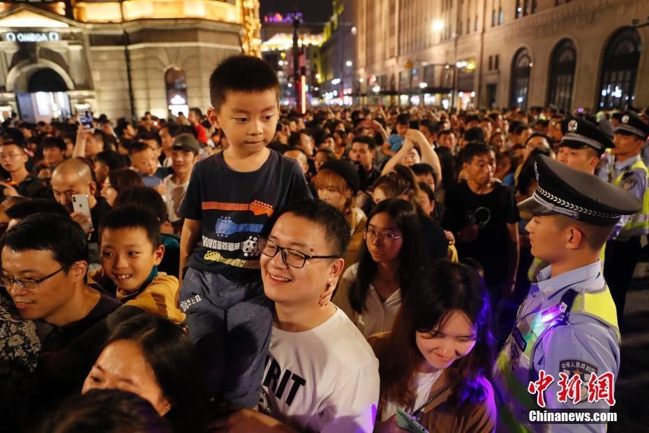 国庆假期 多地景区迎来客流高峰