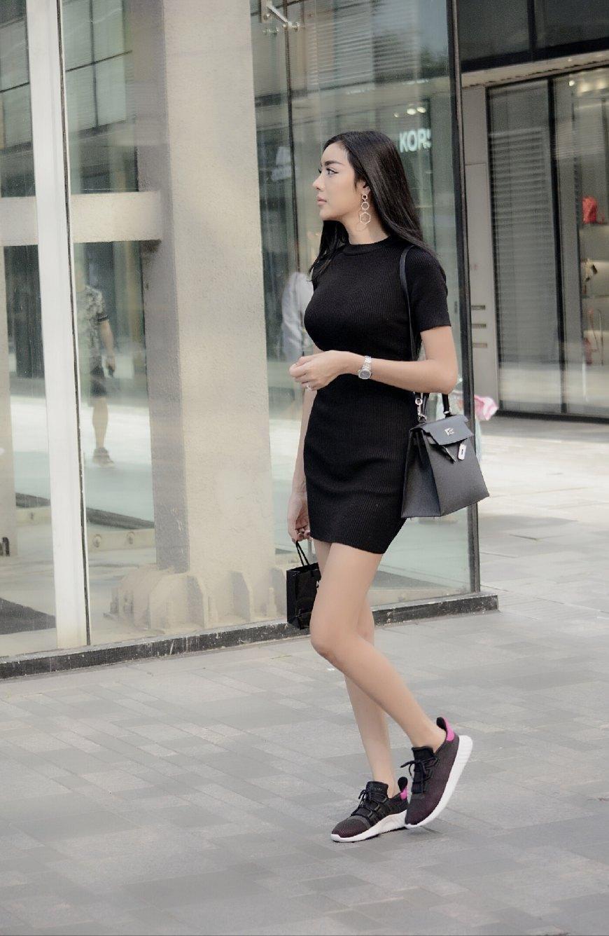 北京街拍:黑色衣服的小姐姐优雅气质又有范