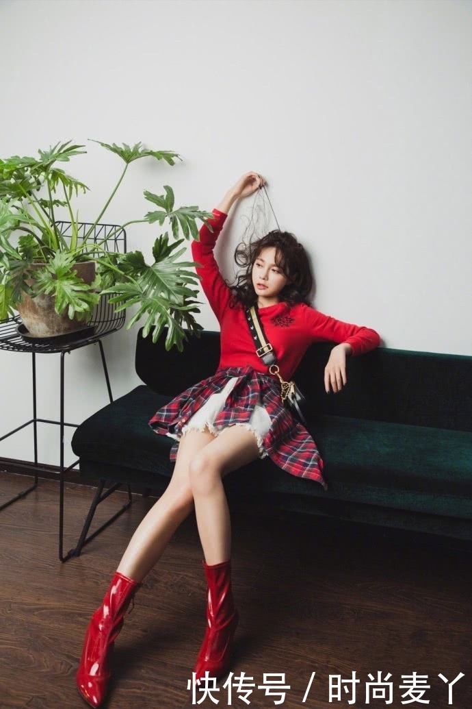 沈梦辰穿露脐T恤，特意放颗钻在肚脐眼，网友：闪瞎我了！